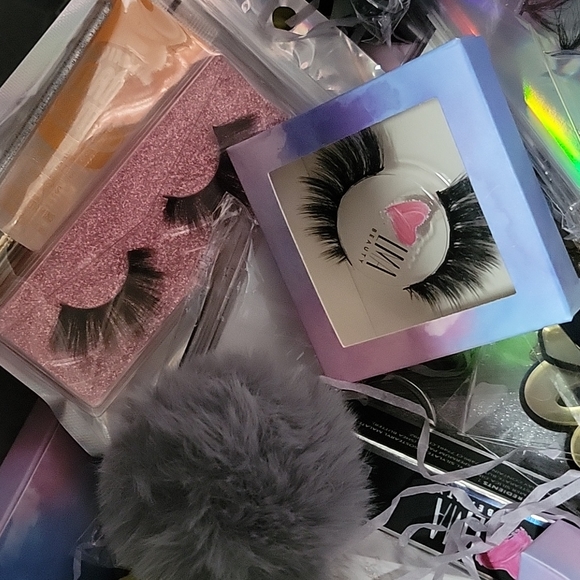 Lash Mystery Box - Makeup and Accessories Box - Picture 6 of 15